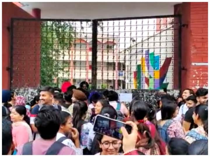 punjabi university students protest against punjab government Student Protest: पटियाला के मुल्तानी मल मोदी कॉलेज में परीक्षार्थियों का विरोध प्रदर्शन, शिक्षकों की हड़ताल से कॉलेज पर लटका ताला