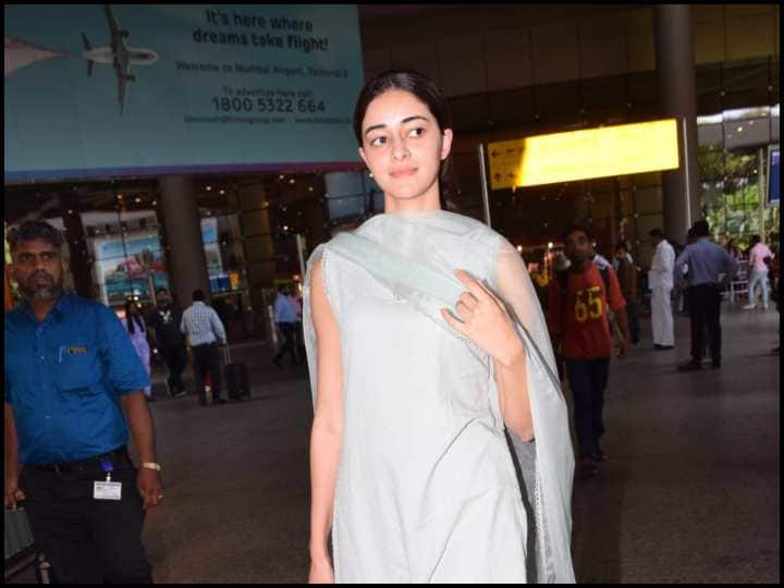 Ananya Panday Spot At Airport: अपनी कातिलाना अदाओं के लिए मशूहर अनन्या पांडे हाल ही में एयरपोर्ट पर स्पॉट की गई हैं. इस मौके पर अनन्या पांडे काफी सिंपल लुक में नजर आई.