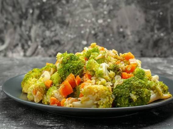 Chicken Broccoli: स्पाइसी चिकन खाना नहीं चाहते हैं तो घर पर बनाएं हेल्दी ब्रोकली चिकन