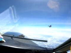 ड्रैगन के फाइटर जेट ने समुद्र के ऊपर से ऐसी भरी उड़ान, डगमगा गया अमेरिकी जहाज, देखें वीडियो