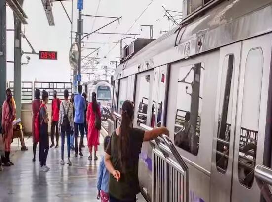 ਇਸ ਦੇ ਲਈ, ਸਭ ਤੋਂ ਪਹਿਲਾਂ, DMRC ਨੰਬਰ 9650855800 ਨੂੰ ਆਪਣੇ ਫੋਨ ਵਿੱਚ ਸੇਵ ਕਰੋ ਜਾਂ ਏਅਰਪੋਰਟ ਐਕਸਪ੍ਰੈਸ ਲਾਈਨ ਲਈ ਯਾਤਰੀ ਟਿਕਟ ਕਾਊਂਟਰ 'ਤੇ ਪ੍ਰਦਰਸ਼ਿਤ QR ਕੋਡ ਨੂੰ ਸਕੈਨ ਕਰੋ। ਇਸ ਤੋਂ ਬਾਅਦ ਆਪਣੇ WhatsApp ਤੋਂ Hi ਭੇਜੋ।