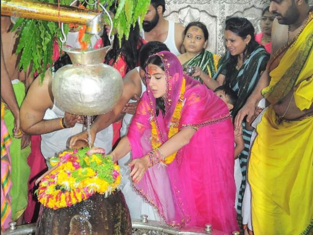Sara Ali Khan Visits Mahakal Temple In Ujjain After Seeking Blessings In Lucknow With Vicky Kaushal For Zara Hatke Zara Bachke Sara Ali Khan Visits Mahakal Temple In Ujjain After Seeking Blessings In Lucknow With Vicky Kaushal For Zara Hatke Zara Bachke