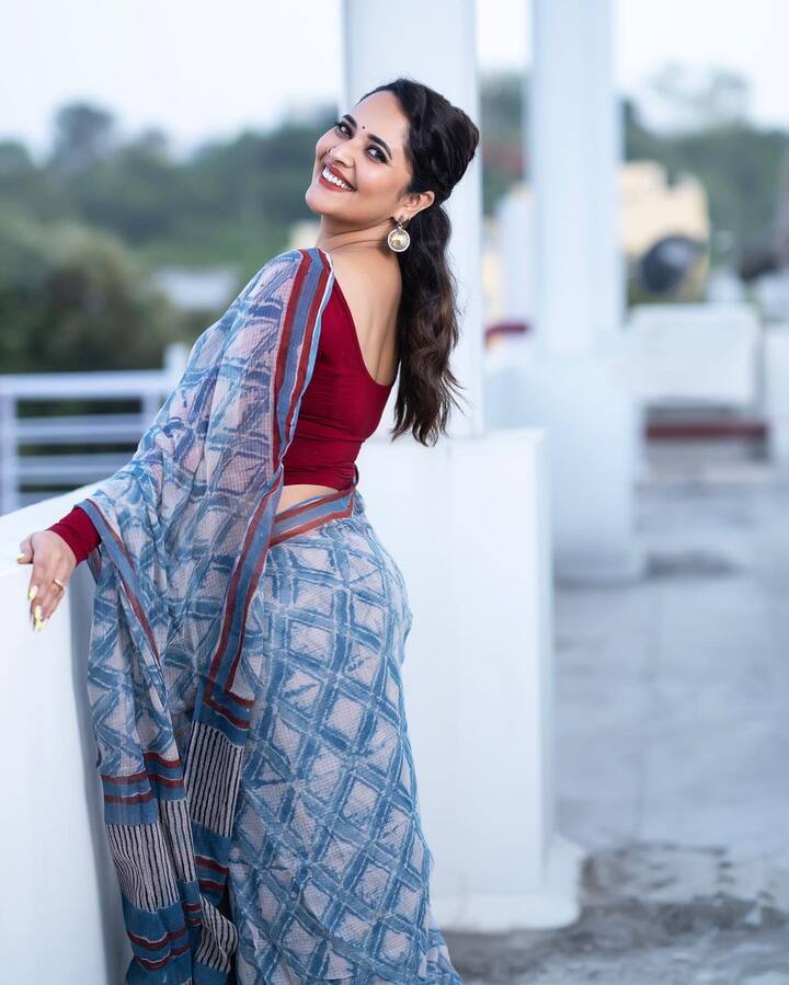 విమానం సినిమా ప్రమోషన్స్ లో జోరుగా పాల్గొంటుంది.  Image Credit: Anasuya Bhardwaj/ Instagram