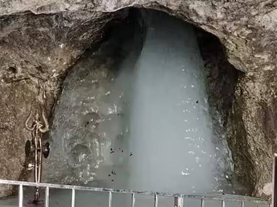 अमरनाथ यात्रा सुरू होण्यासाठी एक महिना बाकी असून अधिकारी आणि सुरक्षा दलाच्या जवानांनी अमरनाथ गुहेत जाऊन सुरक्षेच्या व्यवस्थेसाठी पाहणी केली. यावेळी त्यांनी पवित्र शिवलिंगाचे फोटो शेअर केले आहेत.