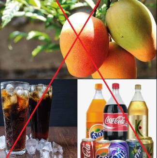 Cold Drink And Water After Eating Mangoes : ਗਰਮੀਆਂ ਦੇ ਮੌਸਮ 'ਚ ਲੋਕ ਜ਼ਿਆਦਾ ਠੰਡਾ ਖਾਣਾ-ਪੀਣਾ ਪਸੰਦ ਕਰਦੇ ਹਨ। ਇਸ ਪ੍ਰਕਿਰਿਆ ਵਿਚ, ਉਹ ਕਈ ਵਾਰ ਗਲਤੀਆਂ ਕਰਦਾ ਹੈ। ਹਾਲ ਹੀ ਵਿੱਚ ਇੱਕ ਘਟਨਾ ਸਾਹਮਣੇ ਆਈ ਹੈ ਜਿਸ ਵਿੱਚ ਚੰਡੀਗੜ੍ਹ ਜਾ ਰਹੇ ਕੁਝ ਲੋਕਾਂ ਨੇ ਅੰਬ ਖਾ ਕੇ ਕੋਲਡ ਡਰਿੰਕ ਪੀ ਲਈ। ਕੋਲਡ ਡਰਿੰਕ ਪੀਂਦੇ ਹੀ ਸਾਰੇ ਬੀਮਾਰ ਪੈ ਗਏ ਅਤੇ ਉਨ੍ਹਾਂ ਦੀ ਸਿਹਤ ਵਿਗੜਣ ਲੱਗੀ। ਜਦੋਂ ਸਾਰਿਆਂ ਨੂੰ ਇਲਾਜ ਲਈ ਹਸਪਤਾਲ ਲਿਜਾਇਆ ਗਿਆ ਤਾਂ ਉੱਥੇ ਉਹਨਾਂ ਨੂੰ ਮ੍ਰਿਤਕ ਐਲਾਨ ਦਿੱਤਾ ਗਿਆ। ਇਸ ਖਬਰ ਦੇ ਨਾਲ ਹੀ ਵਟਸਐਪ 'ਤੇ ਇਕ ਮੈਸੇਜ ਵੀ ਵਾਇਰਲ ਹੋ ਰਿਹਾ ਹੈ ਕਿ ਕਿਰਪਾ ਕਰਕੇ ਅੰਬ ਖਾਣ ਤੋਂ ਬਾਅਦ ਕੋਲਡ ਡਰਿੰਕਸ ਨਾ ਪੀਓ।