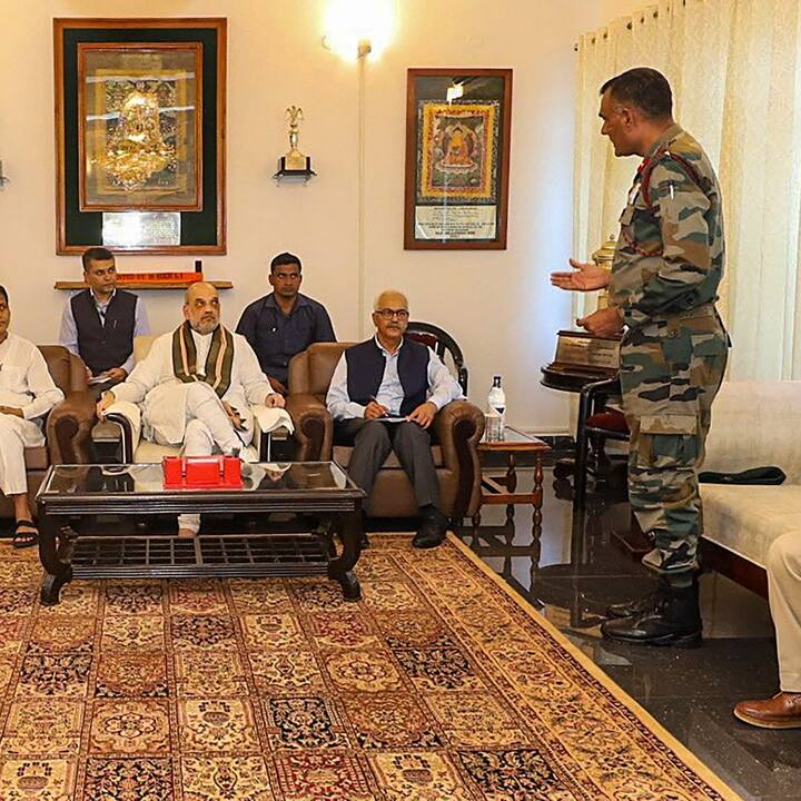 আজ মণিপুরের মোরে-তে নিরাপত্তা আধিকারিদের সঙ্গে বৈঠক করেন স্বরাষ্ট্রমন্ত্রী অমিত শাহ।