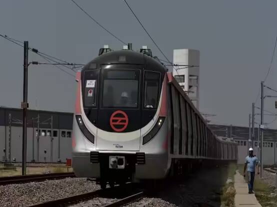 ਹੁਣ ਦਿੱਲੀ ਮੈਟਰੋ ਦੇ ਯਾਤਰੀਆਂ ਨੂੰ ਵਟਸਐਪ ਰਾਹੀਂ ਟਿਕਟ ਬੁੱਕ ਕਰਨ ਦੀ ਸਹੂਲਤ ਮਿਲਣ ਜਾ ਰਹੀ ਹੈ। ਡੀਐਮਆਰਸੀ ਨੇ ਕਿਹਾ ਕਿ ਏਅਰਪੋਰਟ ਐਕਸਪ੍ਰੈਸ ਲਾਈਨ 'ਤੇ ਯਾਤਰੀ ਵਟਸਐਪ ਰਾਹੀਂ ਆਸਾਨੀ ਨਾਲ ਟਿਕਟ ਬੁੱਕ ਕਰ ਸਕਦੇ ਹਨ। ਆਓ ਜਾਣਦੇ ਹਾਂ ਵਟਸਐਪ ਰਾਹੀਂ ਦਿੱਲੀ ਮੈਟਰੋ ਦੀ ਟਿਕਟ ਲੈਣ ਦੀ ਸਟੈਪ-ਬਾਈ-ਸਟੈਪ ਪ੍ਰਕਿਰਿਆ ਬਾਰੇ।