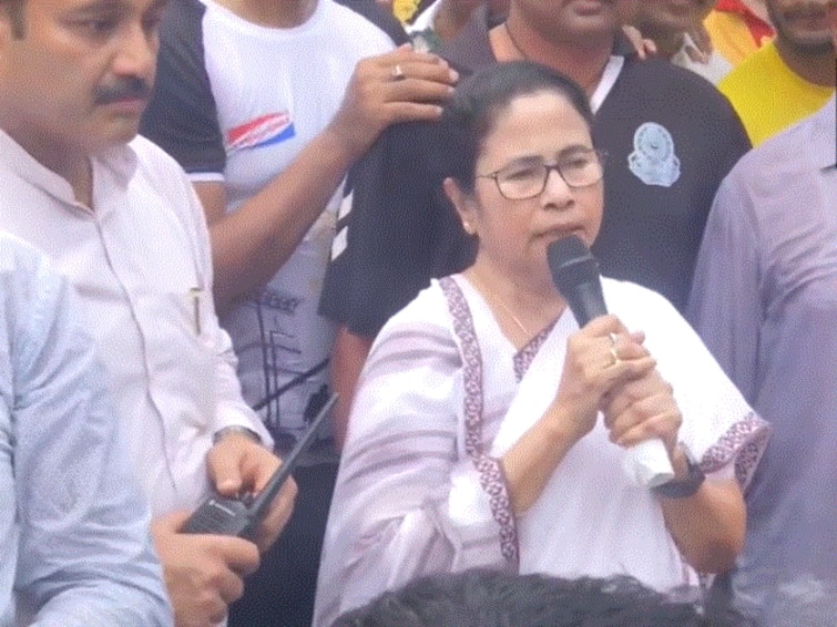 Mamata Banerjee Takes To Kolkata Streets Against Assault On Wrestlers WATCH Mamata Banerjee Takes To Kolkata Streets Against Assault On Wrestlers: WATCH