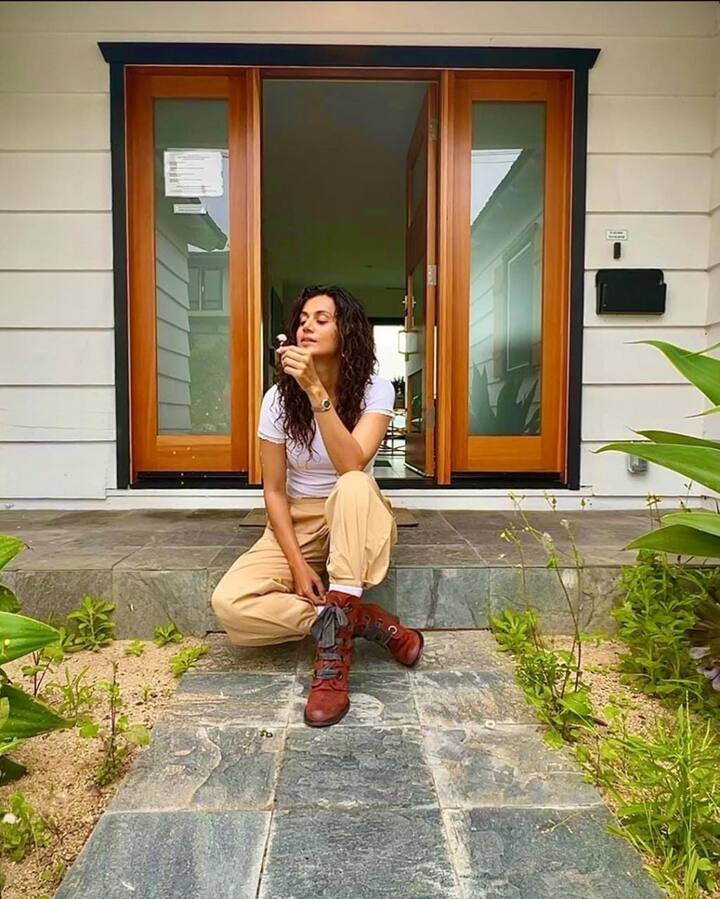 ஓ அய்யயோ நெஞ்சு அலையுதடி ஆகாயம் இப்போ வளையுதடி  என் வீட்டில் மின்னல் ஒளியுதடி  எம்மேல நிலா பொழியுதடி..