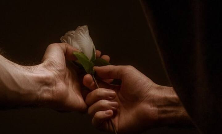 নিঃস্বার্থ ভালবাসায় বাছবিচার থাকে না, বিপদে আপদে কাছের মানুষকে সবসময় পাশে পাওয়া যায়। ভালবাসা মানসিক বিকাশের পক্ষে সহায়ক, কিন্তিু ঘোর লাগার মধ্য রয়েছে নিরাপত্তাহীনতা, অত্যধিক অধিকারবোধ।