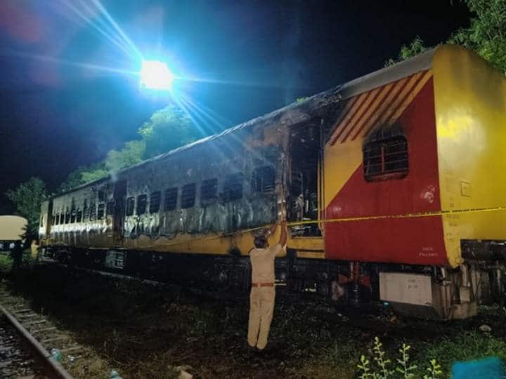 Kerala Train Fire breaks out at Alappuzha Kannur Express train twice in 2 months no casualties reported Kerala Train Fire: एक बार फिर अलप्पुझा-कन्नूर एक्जीक्यूटिव एक्सप्रेस ट्रेन में लगी आग, कन्नूर रेलवे स्टेशन पर टला बड़ा हादसा