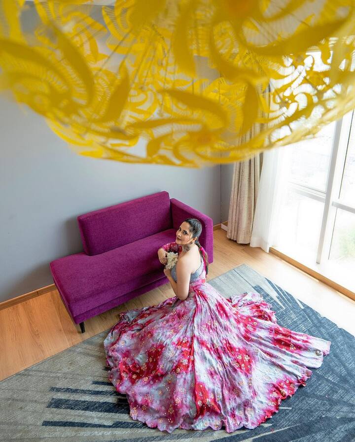 తాజాగా ఈ ముద్దుగుమ్మ సోషల్ మీడియాలో లేటెస్ట్ ఫోటోలు షేర్ చేసింది.Photo Credit: Anasuya Bharadwaj/Instagram