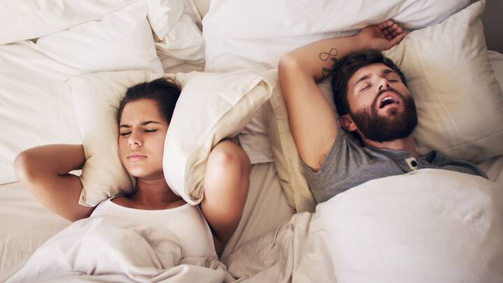 ਕੀ ਦੂਰੀ ਬਣਾ ਰਿਹਾ ਹੈ Sleep Divorce? : ਹੁਣ ਮਨ ਵਿੱਚ ਸਵਾਲ ਉੱਠਦਾ ਹੈ ਕਿ ਕੀ Sleep Divorce ਨਾਲ ਜੋੜੇ ਦੇ ਵਿੱਚ ਦੂਰੀ ਬਣ ਜਾਂਦੀ ਹੈ ਤਾਂ ਅਜਿਹਾ ਬਿਲਕੁਲ ਵੀ ਨਹੀਂ ਹੈ। ਵੱਖਰਾ ਸੌਣਾ ਜੋੜੇ ਦੀ ਨਿੱਜੀ ਪਸੰਦ ਹੈ। ਸੁਧਾਰ ਕਰਨ ਵਿੱਚ ਮਦਦ ਕਰਦਾ ਹੈ। ਮਹੀਨੇ ਵਿੱਚ 2 ਵਾਰ Sleep Divorce ਲੈਣ ਨਾਲ ਜੋੜੇ ਭਾਵਨਾਤਮਕ ਤੌਰ 'ਤੇ ਵਧੇਰੇ ਜੁੜੇ ਰਹਿੰਦੇ ਹਨ।