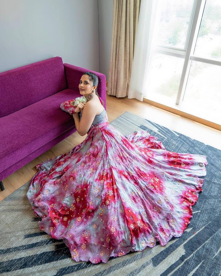 ఈ చిత్రంలో ఎమోషనల్ సీన్లలో అద్భుతంగా నటించి మెప్పించింది.Photo Credit: Anasuya Bharadwaj/Instagram