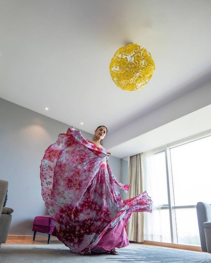 హాఫ్ జాకెట్ లో చేతిలో పూలతో ఆకట్టుకుంటోంది.Photo Credit: Anasuya Bharadwaj/Instagram