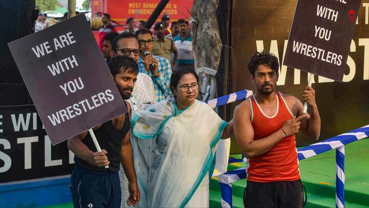 দিল্লি পুলিশের দাবি, বারবার আবেদন করা সত্ত্বেও আইন ভেঙেছিলেন আন্দোলনকারীরা। ডিসিপি সুমন নালওয়া জানিয়েছেন, 'আলোচনা সত্ত্বেও ওঁরা কিছু শুনতে চাননি, এরপরেও যখন এসব করার চেষ্টা করছিলেন, তখন আটক করতে হয়। আটকের সময় বাধা দেন। আমাদের মহিলা পুলিশ বাধা সত্ত্বে আটক করে।'