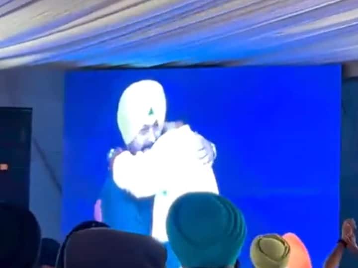Punjab Politics: राजनीति की दिलचस्प तस्वीर, जब नवजोत सिंह सिद्धू ने बिक्रम सिंह मजीठिया को लगाया गले