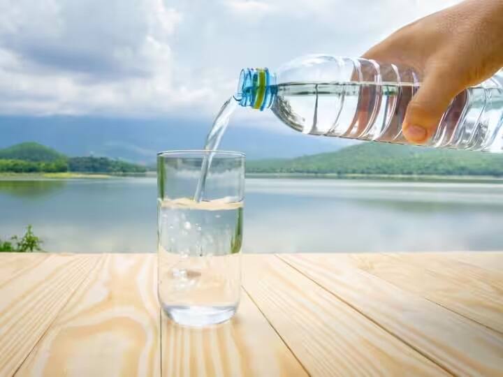 How much water necessary to drink to stay healthy different guidelines for each age know Water Guidelines: હેલ્ધી રહેવા માટે કેટલું પાણી પીવું જરૂરી? દર ઉંમર માટે છે જુદા જુદા છે નિયમો