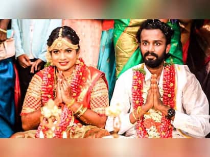 Vijay tv famous KPY Dheena marriage photo viral on social media KPY Dheena Marriage: மணக்கோலத்தில் ’விஜய் டிவி’ தீனா .. இணையத்தில் வைரலாகும் புகைப்படம்... குவியும் வாழ்த்து..!