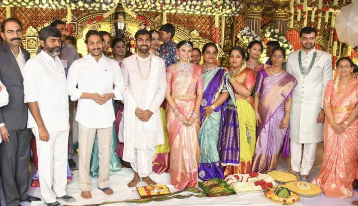 మంగళగిరిలో పేర్నాటి రామలింగారెడ్డి కుమారుడు కౌశిక్ వివాహానికి హాజరైన సీఎం జగన్