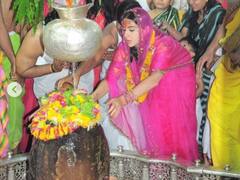 शिवलिंग पर जल चढ़ाते हुए Sara Ali Khan की तस्वीर वायरल, ट्रोलर्स को ऐसे दिया जवाब