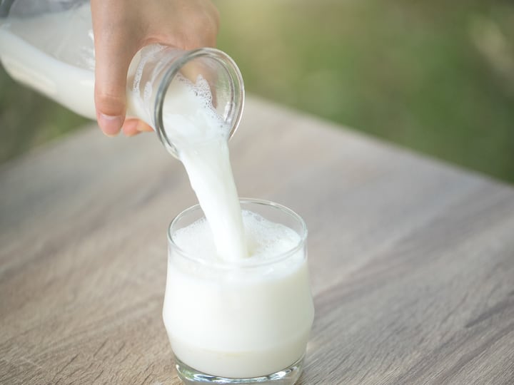 Health Tips: डॉक्टरांकडून निरोगी आरोग्यासाठी दूध पिण्याचा सल्ला दिला जातो. दूध प्यायल्याने शरीरातील कॅल्शियम, प्रथिने, व्हिटॅमिन डी, बी 12, पोटॅशियम आणि फॉस्फरस सारख्या घटकांच्या गरजा पूर्ण होतात.