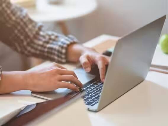 જ્યારે પણ તમારું લેપટૉપ અથવા કૉમ્પ્યુટર ધીમી ગતિએ કામ કરવાનું શરૂ કરે છે, ત્યારે તમારે તમારા કૉમ્પ્યુટર અથવા લેપટૉપના કીબૉર્ડ પર એક સાથે 'Shift, Ctrl, Windows અને B' દબાવવાનું છે.