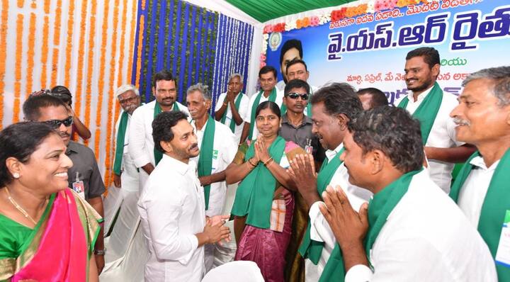 రైతు భరోసా అందుకున్న సందర్బంగా సీఎం కు రైతుల అభినందనలు