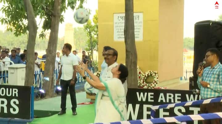 ময়দানে গোষ্ঠ পালের মূর্তির পাদদেশে প্রতিবাদে মমতা বন্দ্যোপাধ্যায়। এদিন মমতা বন্দ্যোপাধ্যায় তীব্র আক্রমণ শানিয়ে বলেন,'দিল্লিতে নন্দলাল সরকার চলছে।'