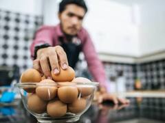 माइक्रोवेव में छिलके वाले अंडे पकाना है खतरनाक! क्यों अक्सर मना करते हैं हेल्थ एक्सपर्ट