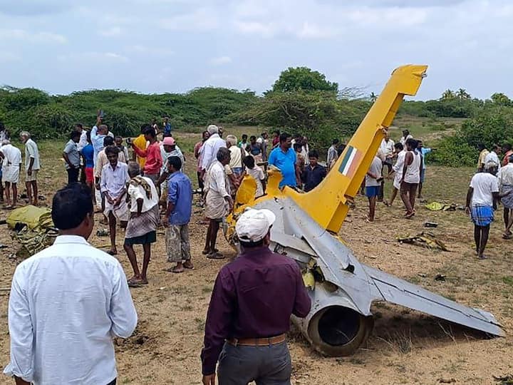 Aircraft Crash Trainer aircraft of the IAF crashed near Chamrajnagar Karnataka, Both Pilots ejected safely Aircraft Crash: పంట పొలాల్లో కుప్ప కూలిన ఎయిర్‌ క్రాఫ్ట్, పైలట్‌లకు గాయాలు