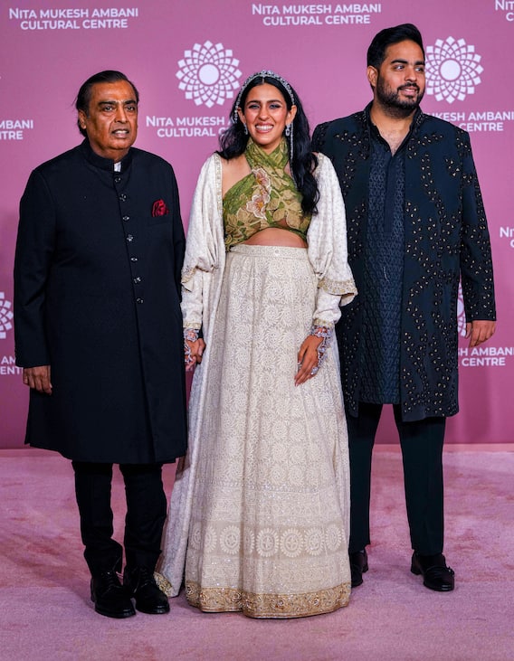 अंबानी फैमिली में नन्हे-मुन्नों की गूंज रही किलकारी, ईशा अंबानी के बाद अब Akash-Shloka भी बने गए दो बच्चों के पैरेंट्स अंबानी फैमिली में नन्हे-मुन्नों की गूंज रही किलकारी, ईशा अंबानी के बाद अब Akash-Shloka भी बने गए दो बच्चों के पैरेंट्स