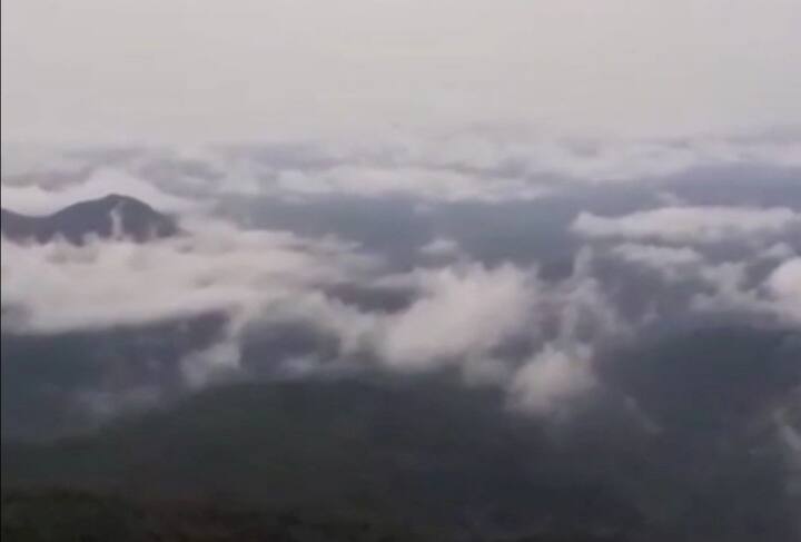 सिंधुदुर्गातील आंबोली घाटात ढगांची चादर पसरली आहे.