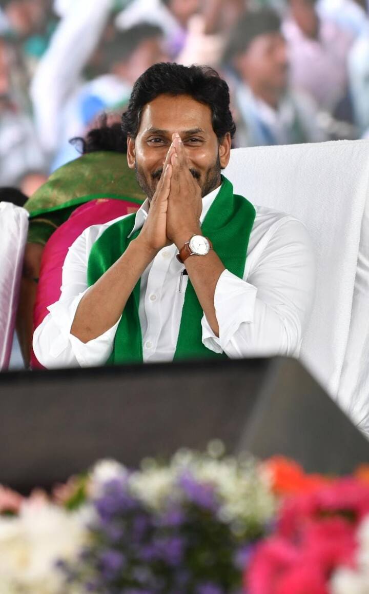 సభా వేదిక పైనుంచి అభివాదం చేస్తున్న సీఎం జగన్