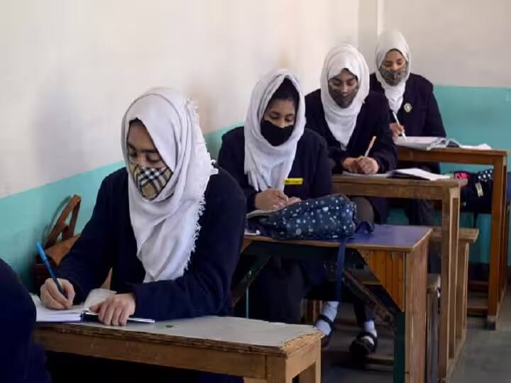 Damoh Hijab Controversy Hindu girl students hijab photo during registration government cancels recognition school ANN MP News: रजिस्ट्रेशन के लिए हिन्दू छात्राओं को लगानी होती थी हिजाब के साथ फ़ोटो, सरकार ने रद्द की स्कूल की मान्यता
