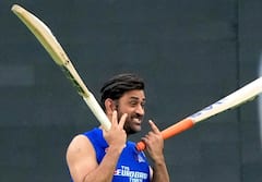 MS Dhoni: মুম্বইয়ে হাঁটুর অস্ত্রোপচার করিয়ে রাঁচিতে ফিরে গেলেন ধোনি