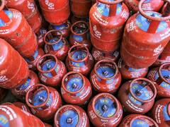 బ్లూ సిలిండర్‌ ధర భారీగా తగ్గింపు, రెడ్‌ సిలిండర్‌ రేటు యథాతథం