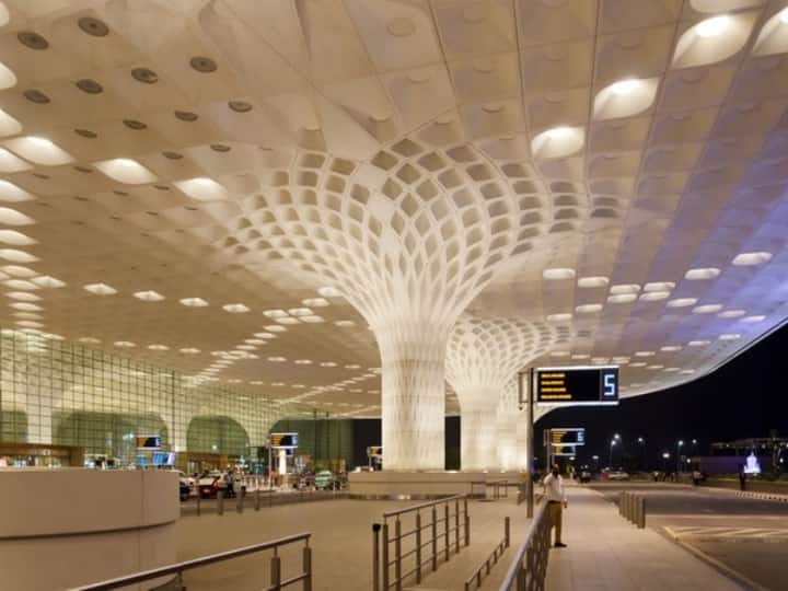 Mumbai Airport authority agree on Marathi signboards at Mumbai airport during hearing at Bombay High Court Mumbai Airport: मुंबई विमानतळावरील सर्व आस्थापनांच्या पाट्या मार्च 2024 पर्यंत मराठीत करणार; विमानतळ प्राधिकरणाची हायकोर्टात ग्वाही