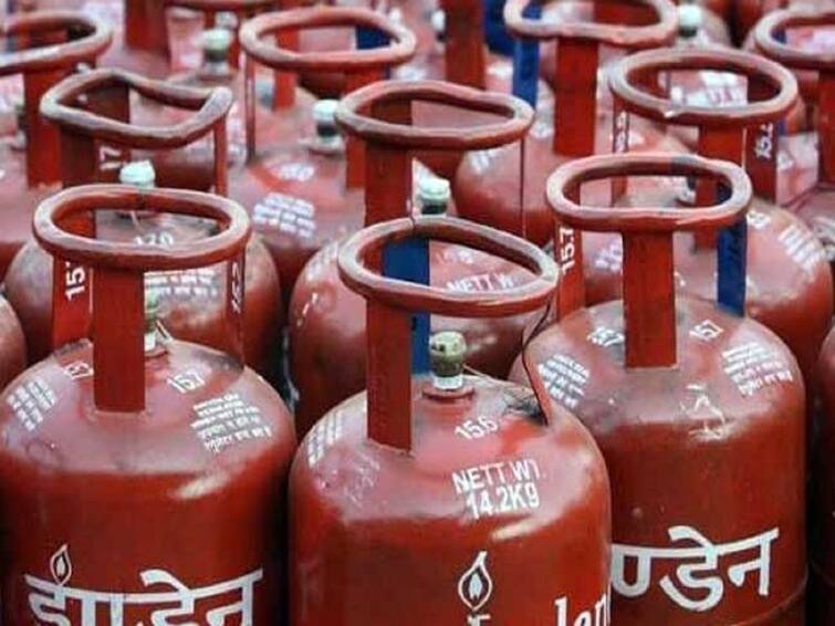 Lpg cylinder price become cheaper by rs 835 from today check latest lpg rates in Chennai Cylinder Price: ஹாப்பி நியூஸ்.. சிலிண்டர் விலை அதிரடி குறைவு..! காரணம் என்ன தெரியுமா..?