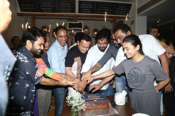 'Sirf Ek Bandaa Kaafi Hai' traces the brave journey of humble lawyer Poonam Chand Solanki (Manoj Bajpayee) for the sake of a minor girl caught up in battle with a self-styled godman.