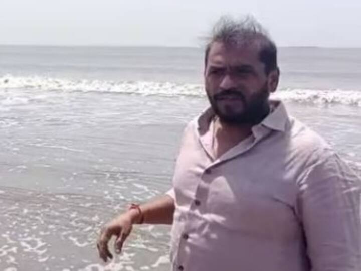 समुद्र में डूब रहे थे चार युवक, बीजेपी विधायक ने पानी में कूदकर तीन को बचाया, एक की मौत Gujarat Four youths were drowning in the sea BJP MLA Hira Solanki jumped into the water and saved three one died समुद्र में डूब रहे थे चार युवक, बीजेपी विधायक ने पानी में कूदकर तीन को बचाया, एक की मौत