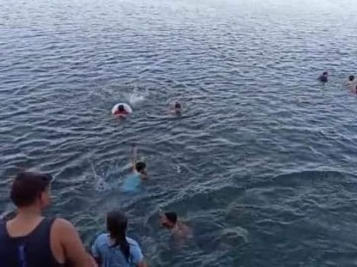 Udaipur Fatehsagar lake became children swimming pool Free swimming is taught here Rajasthan ann Rajasthan: उदयपुर की फतहसागर झील बनी बच्चों की स्विमिंग पूल, मुफ्त में दी जाती है तैराकी की ट्रेनिंग