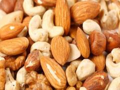 काय सांगता! 16 किलो काजूसह 10 किलो बदामावर चोरट्यांनी मारला ताव; घटना सीसीटीव्हीत कैद