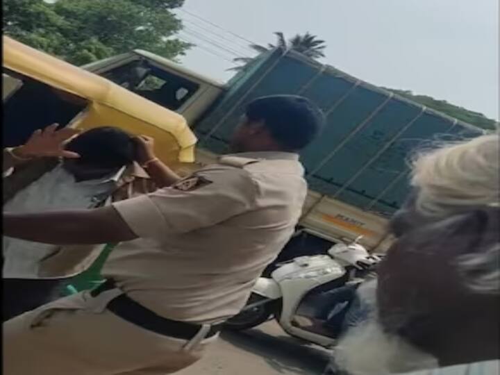 Cop thrashes auto driver in Karnataka Mandya, suspended as video goes viral Police Attacked Auto Driver: நடுரோட்டில் ஆட்டோ டிரைவரை சரமாரியாக தாக்கிய காவலர்..! உடனடியாக பாய்ந்த நடவடிக்கை..!