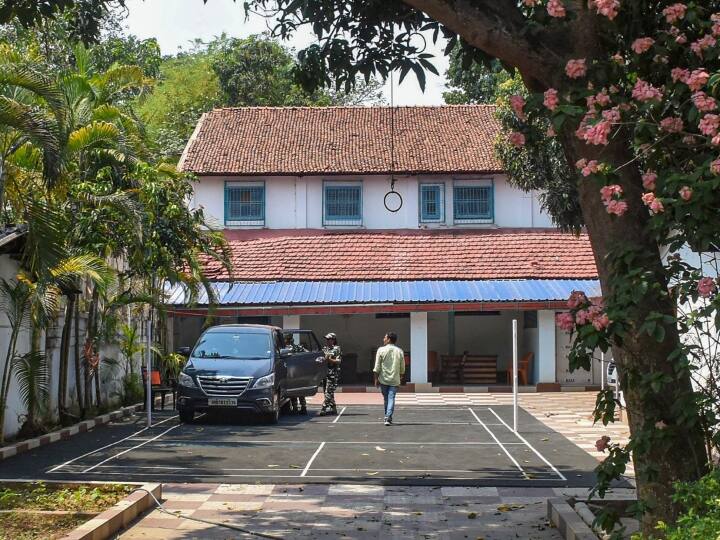 Ranchi: ईडी की छापेमारी पर कांग्रेस विधायक प्रदीप यादव बोले- '2024 के चुनाव से पहले ऐसी नौटंकी...' ED Raid at Congress MLA Pradeep Yadav Home in Poreyahat Ranchi Jharkhand blame of Tax Fraud Ranchi: ईडी की छापेमारी पर कांग्रेस विधायक प्रदीप यादव बोले- '2024 के चुनाव से पहले ऐसी नौटंकी...'