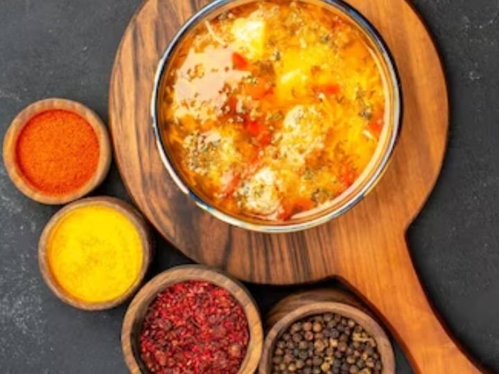 खिचड़ी खाने का एक फायदा और है कि आपको कैलोरी की चिंता नहीं करनी है. यह हेल्थ पेट के हिसाब से एकदम हल्का और अच्छा होता है. इस आसानी सी रेसिपी को पोंगल और मकरसंक्रांति के अवसर पर बनाया जाता है. मकरसंक्रांति पर इसे बैंगन के पकोड़े के साथ परोसा जाता है. खिचड़ी तैयार होने के बाद इसमें एक चम्मच घी डाल दीजिए आपका स्वाद दोगुना बढ़ जाएगा. इस आसान सी रेसिपी को आजमाएं और फिर देखें मजा.