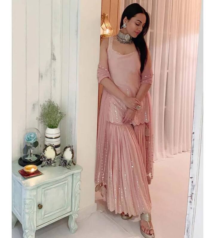 सोनाक्षी सिन्हा ने अपने पिता के इस घर को बड़ी ही खूबसूरती से सजाया है. घर में आपको फ्रेश एयर के लिए इनडोर प्लांट भी रखे हुए दिखाई देंगे.