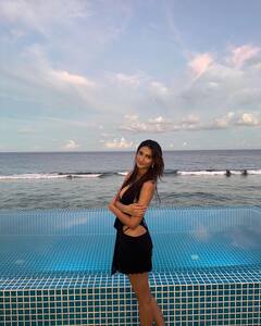 ब्लैक शॉर्ट ड्रेस पहनकर समंदर के सामने इठलाईं पलक तिवारी, जुल्फें संवारती फोटो पर आपका दिल आ जाएगा