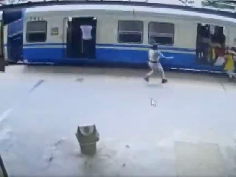 Watch: RPF Constable Saves Passenger At Hyderabad Railway Station Watch: RPF Constable Saves Passenger At Hyderabad Railway Station
