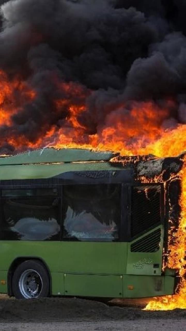 तिनसुकिया में बस स्टैंड में खड़ी बस में लगी आग
